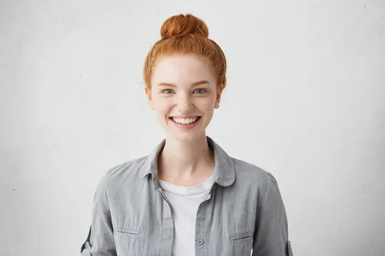 用户在手机上使用皇冠体育APP